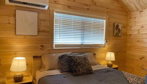 Serene 1BR Cabin near NC Z00 with Loft & Waterview - Foto 3