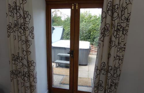 Romeo Cottage - Sleeps 4 - Open Plan Barn - Private Hot Tub & Garden - Foto 48