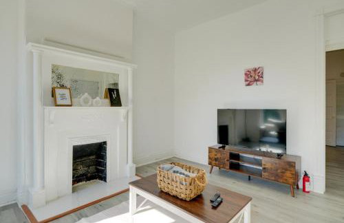 Walk to Churchill Downs Pet-Friendly Retreat! - Foto 9