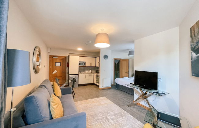 Broc House Suites - Photo 13