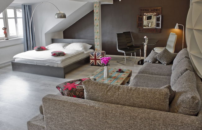 Royal Court Apartments - Photo 2