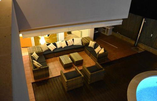 Villa Med A 2 kilometros andando de la playa, del puerto de Aguadoç y a 4 del centro de Sitges Muy Soleada todo el dia Capacidad superior a 16 personas NO REQUIERE COCHE - Foto 44