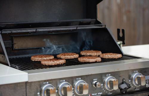 Spacious Retreat with Pool & Hot Tub - 10 Minutes to Downtown - Foto 34