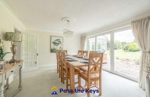 Detached countryside family home, set in extensive private gardens, with a hot tub - Pass the Keys - Photo 12