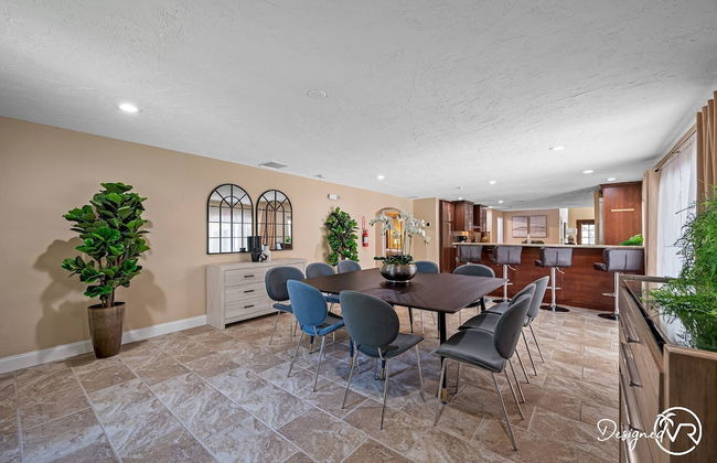 8BR Villa with Heated Pool Near Beach - Foto 76