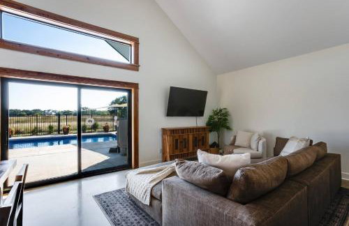 Modern Cabin Near Cheney Lake W Pool and Hot Tub - Foto 24