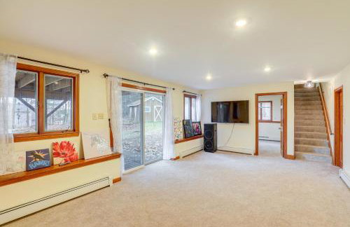 Peek-a-Boo Lake Views and Yard Windham Home - Foto 20