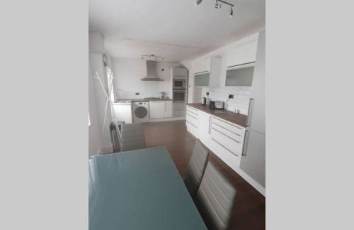 Entire House - Cheshire Oaks/Ellesmere Port - Photo 5