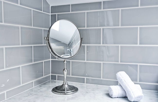 JOIVY Luxury George Street Apartments: Castle Suite - Photo 15