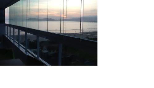 Apto pé-na-areia em Bertioga - Indaia Home Club - Foto 2