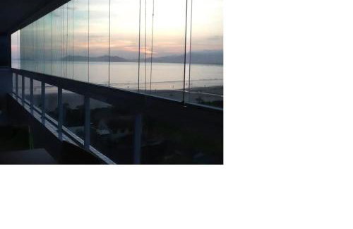 Apto pé-na-areia em Bertioga - Indaia Home Club - Foto 2