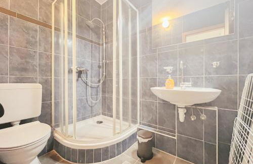 Home4Now DOR04 Monteursunterkunft in Dormagen I 3 Schlafzimmer für 6 Personen I Küche I Gäste WC I SmartTV I WiFi - Foto 4