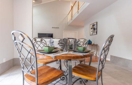 Luxury Villa with Hot Tub, Two Fire Pits, King Bed Suite, Game Room & Fenced Yard - Foto 23