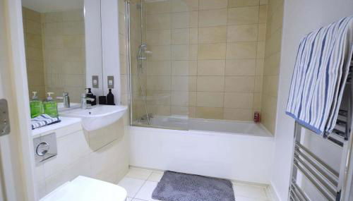 Near Dlr station -WiFi -Parking -Pets -Sleeps 5 - Foto 5, towels, Shower