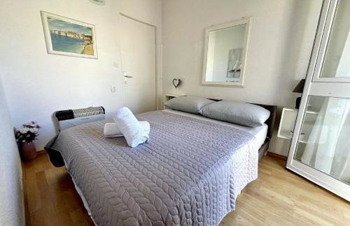 Indy's Beach Apartments -Two Bedroom Apartment with Balcony and Sea View - Photo 35