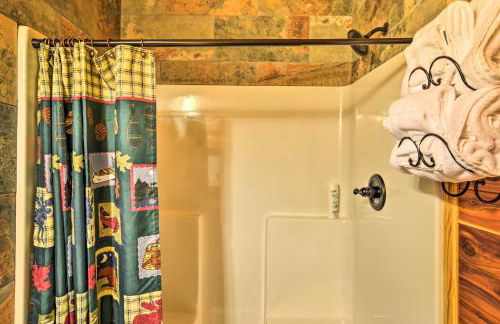 2 Mi to Lake Hamilton! Log Cabin with Cozy Loft - Foto 15