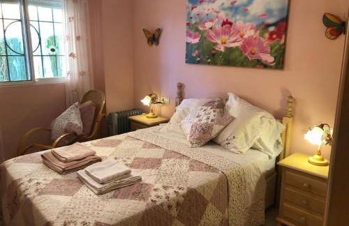 Bonito apartamento con jardín, piscina y aparcamiento gratuito - Photo 9