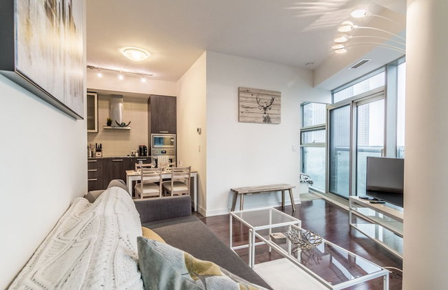AOC Suites 2 Bedroom Condo, City CN Tower View - Foto 1
