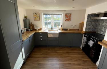 Spacious Family Friendly Cottage - Photo 31