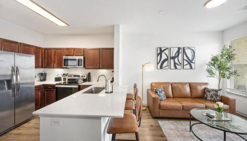 Chic 1BR Frisco Stay, King & Sofa, Pool & Gym - Foto 5