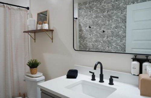 Stay at The Oak - Downtown New Braunfels Getaway - Foto 25