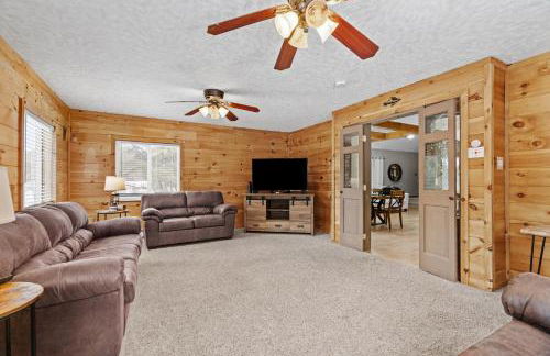 3BR Lake Luzerne Retreat with Game Room & Cozy Fire Pit - Foto 8
