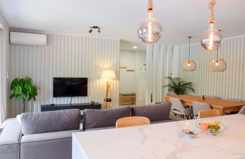 New 3 Bedroom Luxury Family Apartment - Airco, King Size Beds, Fully equipped kitchen, Balcony, Washingmachine, 2 bathrooms, Free parking, Fast Internet, 142m2 - Foto 41