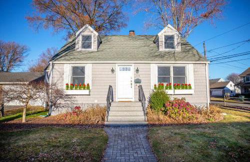Renovated Cape Near Beach with Fire Pit - Foto 40