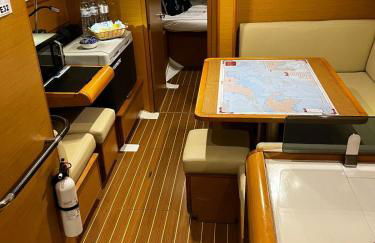 Sleep aboard a modern sailboat in Oeiras - Photo 19