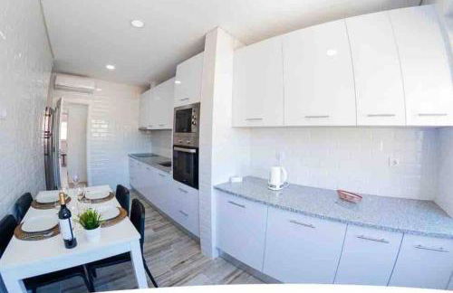 Bright and modern flat with air-con and free parking - Foto 15