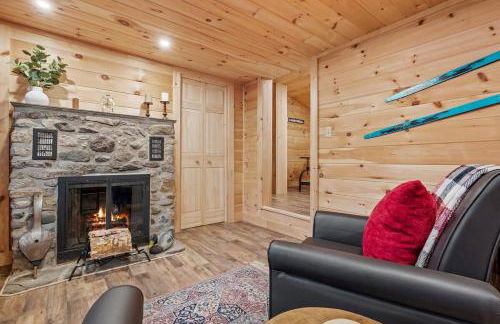 Riverfront Retreat in the White Mountains - 3BR Cozy Escape Near Ski & Hike - Foto 1