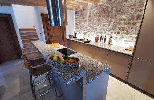 EST Villa DIOCLETIAN on Solta - luxurious villa, beachfront, private pool, outdoor BBQ, large terrace and garden, free parking - Wonderful privacy - Foto 6