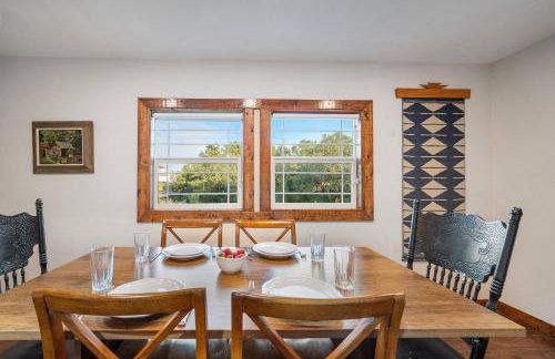 6-min walk to Lake - Home w/Fire-Pit & Pool Table - Foto 24