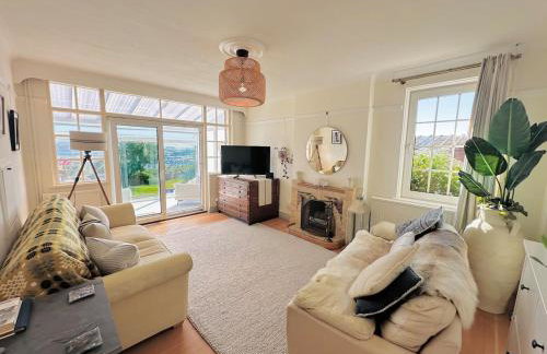 Elegant Coastal Home with Unrivalled Sea Views - Foto 3