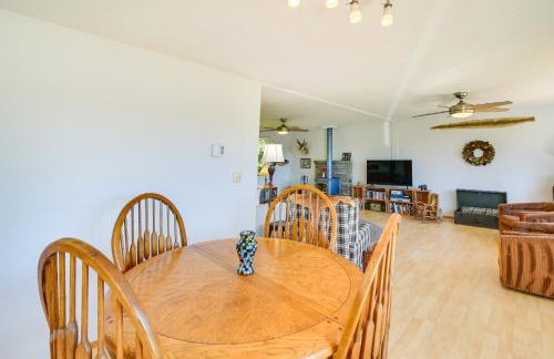 Hoodsport Vacation Rental w/ Deck & Canal Views! - Foto 7