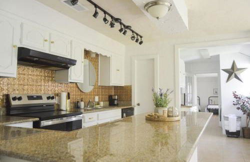 Gorgeous 10 Acre Modern Farmhouse & Private Pond - Photo 3