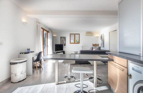 LB Vacation Rentals I Quiet Large 3-Bedroom Apartment with Terrace, Garden & Incredible Mountain View - Foto 4