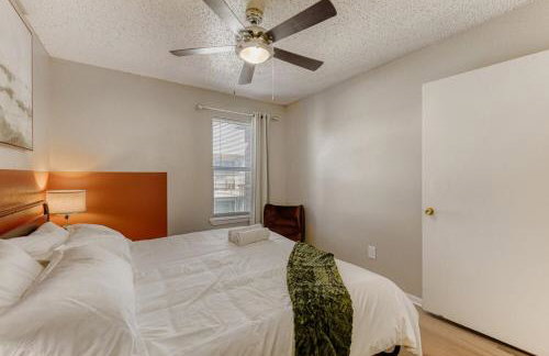 Serene King Suite Getaway - Sleeps 4 - Pool, Pkg - Foto 6