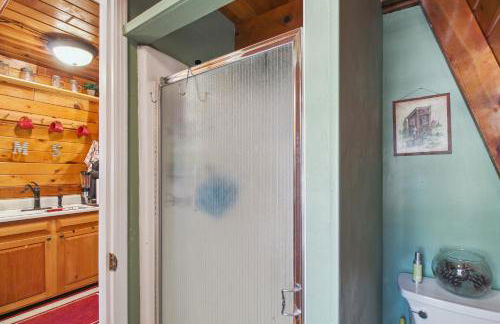 Near Trails Forest Lake Retreat with Backyard Oasis - Foto 18