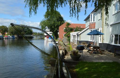 Riverside House - Photo 18