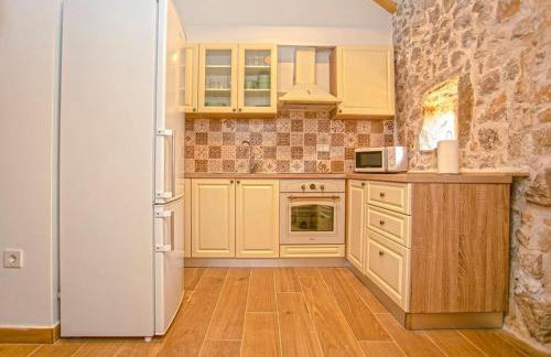 Heritage House Vrime - stone house with heated pool - Photo 36