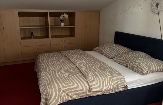 2 Bedrooms, 2 Baths House With a Living Room & an Upstairs Reception rea - Photo 2