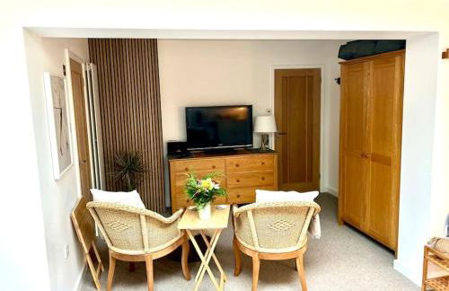 Relaxing private entrance ensuite room with stunning sea view and swimspa - Photo 9