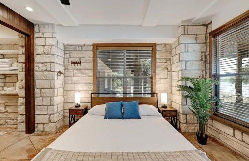 Luxury Lakefront Escape on Lake Travis - Photo 18