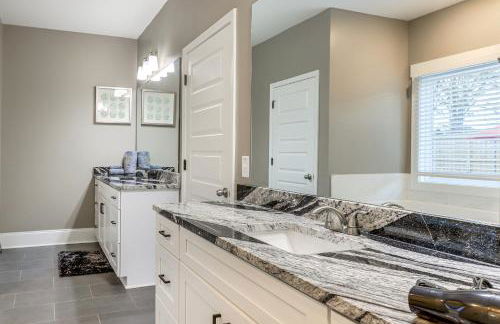 Gather, Play and Unwind! Modern Locust Grove Home - Foto 16