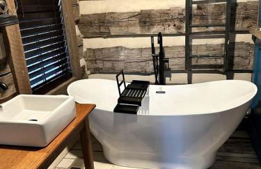 Redesign Wooden Cabin with Jacuzzi and Front Porch in North Carolina - Foto 22