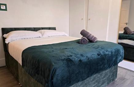 Spacious Entire House with Free Parking Perfect for Relocators Contractors and Long Term Stays - Photo 11