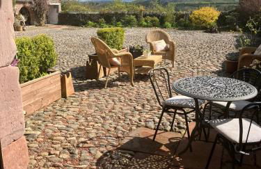 Historic converted byre in courtyard of 16C house - Foto 12