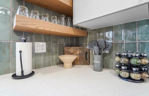 Secluded Westside Cottage - King Bed, Hot Tub, Views, Near Parks and Trails! - Foto 15