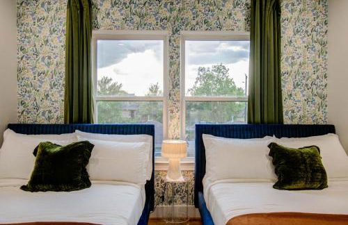 Houston Entertainment Haven - Photo 37